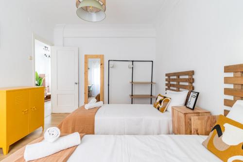 1 dormitorio con 2 camas y vestidor amarillo en Moderno apartamento céntrico en Santander