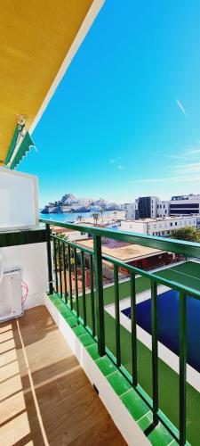 APARTAMENTO NUEVO CÉNTRICO en PRIMERA Línea de playa con vistas al Mar, Piscina, aire acondicionado y wifi