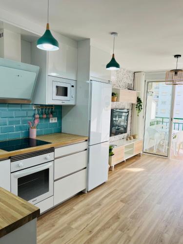 APARTAMENTO NUEVO CÉNTRICO en PRIMERA Línea de playa con vistas al Mar, Piscina, aire acondicionado y wifi
