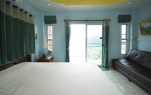 Ένα ή περισσότερα κρεβάτια σε δωμάτιο στο Hotel Viewpoint Khao Koh