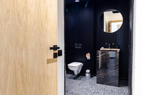 uma casa de banho com um WC, um lavatório e um espelho. em Marrakech villa avec piscine privée 4 chambres 4 salles de bains em Marrakech