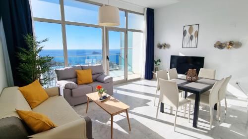 sala de estar con sofá y mesa en Gran terraza privada con vistas al mar - planta 30 en Benidorm