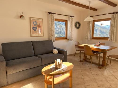 sala de estar con sofá y mesa en Chalet MALLNOCK en Bad Kleinkirchheim