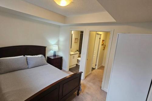 een slaapkamer met een groot bed en een badkamer bij Entire 2 Bedroom Townhouse in Toronto! in Toronto