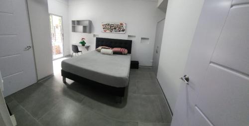 Un dormitorio con una cama y una mesa. en Casa Mariposa, en Herradura