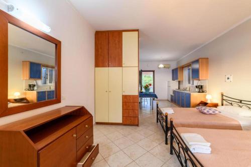 een grote kamer met 2 bedden en een badkamer bij Beachfront House Tolis - Pelekas Beach in Pelekas