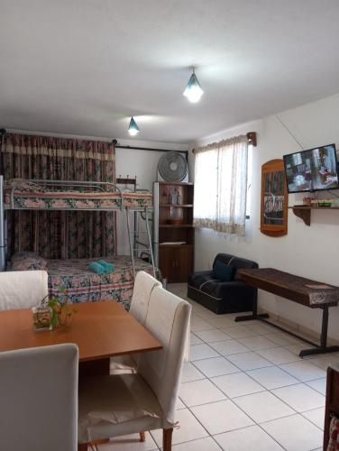 een woonkamer met een stapelbed en een tafel bij Sweet Home in Tequisquiapan