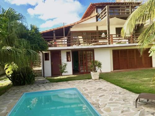 Villa con piscina frente a una casa en Aldeia de Geribá - Jardim, piscina e praia, en Búzios