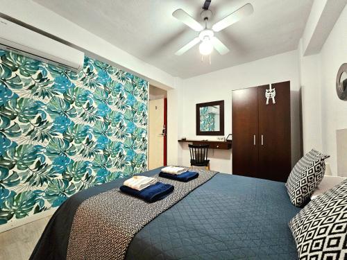 una camera con letto blu e parete blu di Centric Rooms Mercado ad Alicante