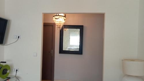 斯希拉特的住宿－Appartement a skhirat，镜子在墙上