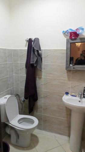 bagno con servizi igienici e lavandino di Appartement a skhirat a Skhirat