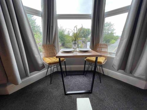 mesa y sillas en una habitación con ventana en Serviced Apartment- 1 Bed-Next To Train Station, en Sleightholme