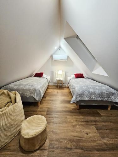 Кровать или кровати в номере APARTAMENTY "LA VILLA" z klimatyzacją, ogrodem, parkingiem, blisko centrum