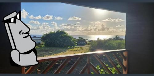 een balkon met uitzicht op de oceaan bij Cabañas Tupuna Lodge in Hanga Roa