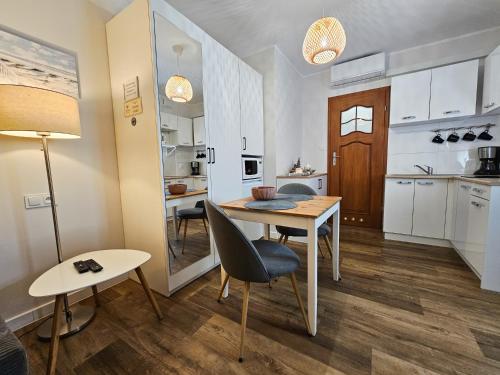 Кухня или мини-кухня в APARTAMENTY "LA VILLA" z klimatyzacją, ogrodem, parkingiem, blisko centrum
