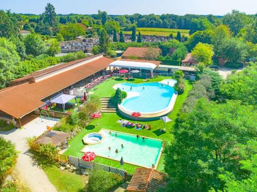 an overhead view of a pool at a resort at Camping Les Lacs de Courtès in Estang