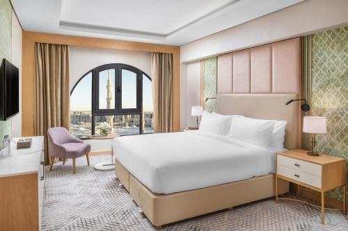 Кровать или кровати в номере Taiba Suites Madinah