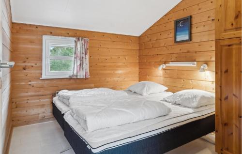 Postel nebo postele na pokoji v ubytování Stunning Home In Vggerlse With Sauna