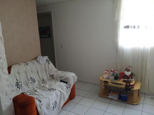 een kamer met een bed en een tafel met een stoel bij Apto 2px.unesc in Criciúma