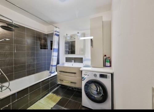 La salle de bains est pourvue d'un lave-linge et d'une douche. dans l'établissement MASSALIA FLAT Climatisé, à Marseille