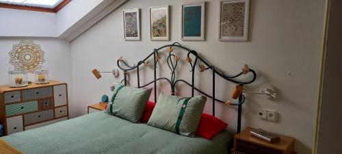 Schlafzimmer mit einem Bett mit einem Kopfteil aus Metall in der Unterkunft El capricho de Susana in Santillana del Mar