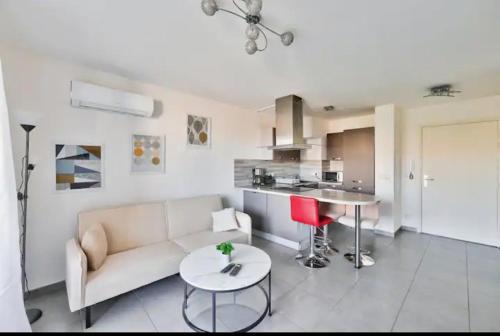 un salon avec un canapé et une table dans l'établissement MASSALIA FLAT Climatisé, à Marseille