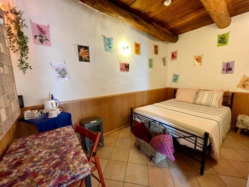 Kleines Zimmer mit einem Bett und einem Tisch in der Unterkunft 1912 - Flowers Room - budget for young in Locarno