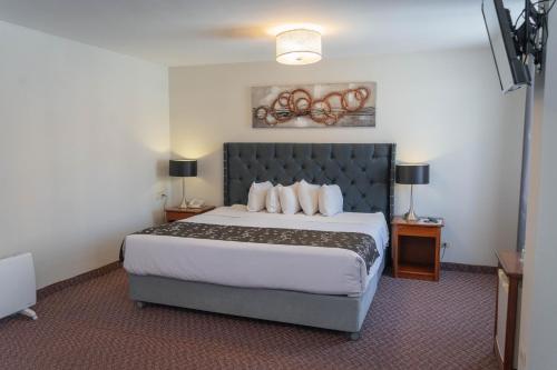 Un dormitorio con una cama grande en una habitación de hotel. en Casona Plaza Hotel Puno, en Puno