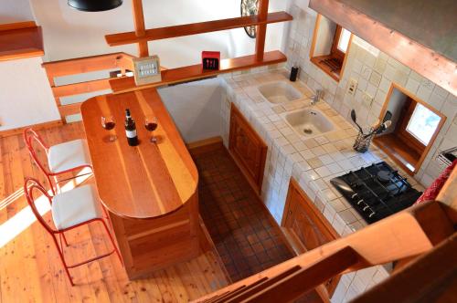an overhead view of a kitchen with a table and a sink at Maison Chez Les Roset in Arvier