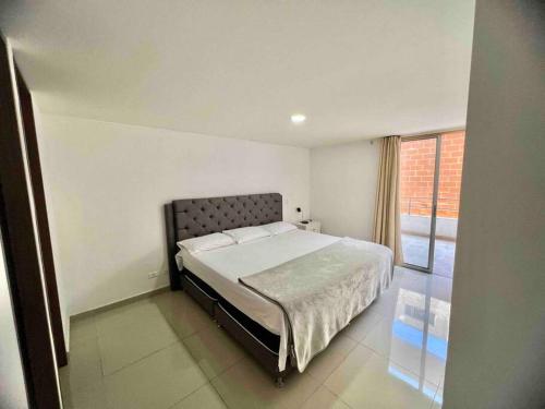 麥德林的住宿－Perfect 3BR Apartment Medellin best location，一间卧室设有一张床和一个大窗户