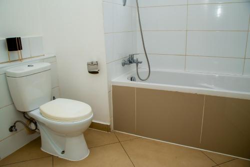 een badkamer met een toilet en een bad bij Luxury Home 3bed in Accra