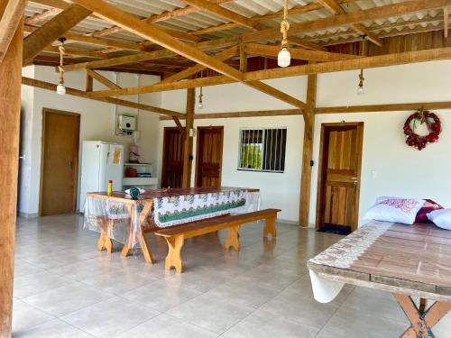 una sala de estar con mesa de ping pong. en Recanto Monte Trigo en São Francisco do Sul