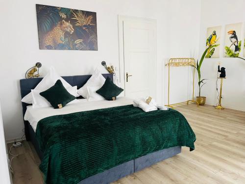Кровать или кровати в номере FILMAP-Apartments-Zentrale Lage-Boxspringbett-Beamer-Popcorn-gratis Parkplatz