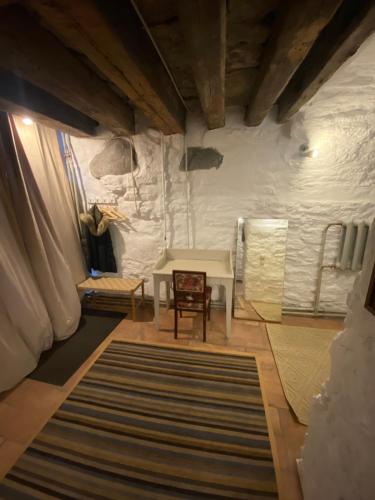 Zimmer mit einem Tisch und einer weißen Wand in der Unterkunft Pikk Old town apartment in Tallinn