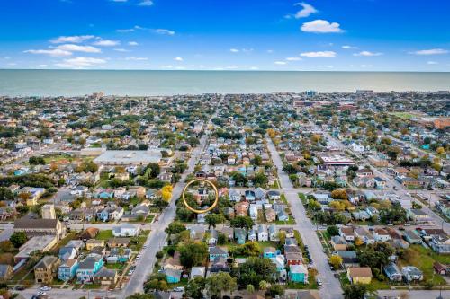 uma vista aérea de uma cidade com uma roda gigante em Coastal Cottage with Pool - Restoring Galveston em Galveston