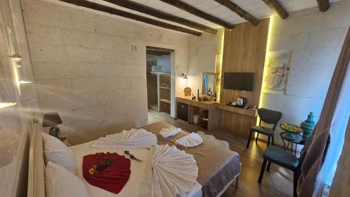 Habitación con cama con sombrilla. en CAPPADOCIA MİHRAN SULTAN en Avanos
