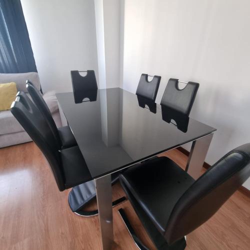 een zwarte tafel en twee stoelen in een kamer bij Habitación confort 