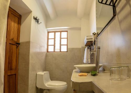 Łazienka z białą toaletą i umywalką w obiekcie Amaru Inca w Cuzco