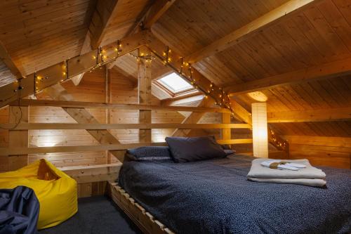 Habitación con cama en una cabaña de madera en Cosy Log Cabin with Parking near Cambridge en Cambridge