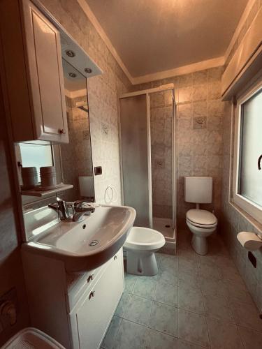 a bathroom with a sink and a toilet and a shower at Casa Vacanze Cesco Resia in San Pietro di Cadore