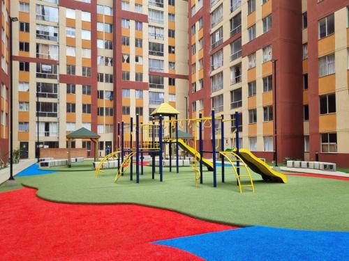 a playground in front of a large apartment building at Alquiler Apartamento en Bogotá cerca al aeropuerto-Colibri Dorado in Bogotá