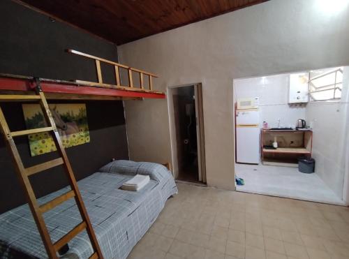 een kamer met een stapelbed en een keuken bij Departamento Planta Baja. Centro. Pileta in Formosa