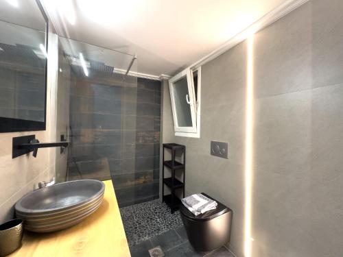 Baño con aseo en una encimera en Osiris Hideaway Inn, Kerameikos, Athens, Industrial 2-br apt, balconies & Netflix, en Atenas
