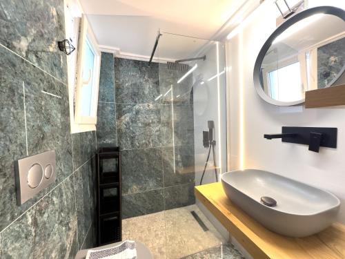 Vannas istaba naktsmītnē Nefertiti's Urban Luxury Kerameikos Athens 2br Industrial apt Balconies Netflix