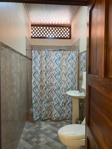 a bathroom with a toilet and a shower at Jardines del Golfo in Lepanto