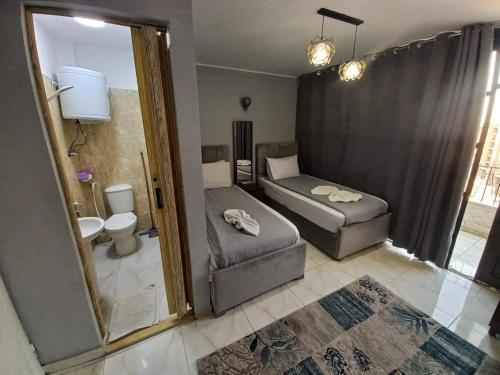 uma sala com um quarto com uma cama e um WC em NADA _ HOTEL no Cairo