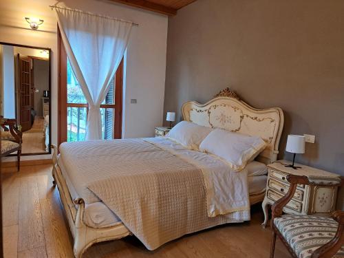 una camera con un grande letto e una finestra di Casa Martini a Pecetto