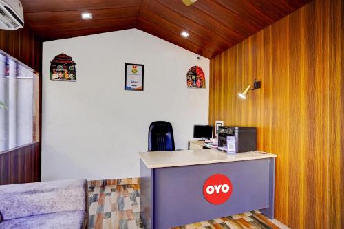 a cash register in a room with a couch at Super Collection O Oxygen in Rānchī