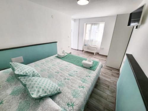 1 dormitorio con 1 cama y TV en Casa al mare Orchidea en Cala Gonone