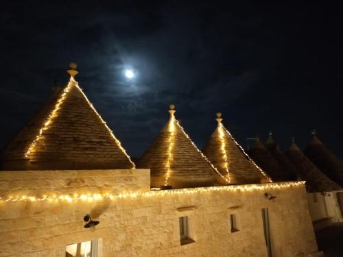 a night view of a castle with lights at I trulli di Nonno Battista in Locorotondo